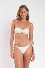 Carregar imagem no visualizador da galeria, Model Front: Rio De Sol Calcinha Bottom Malibu-Natural Cheeky-Micro