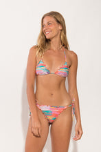 Carregar imagem no visualizador da galeria, Model Front: Rio De Sol Calcinha Bottom River Frufru-Comfy