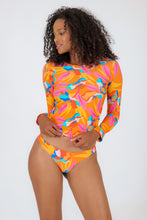 Carregar imagem no visualizador da galeria, Model Front: Rio De Sol Soutien Top Orange-Bloom Rash-Guard