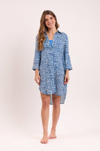 Carregar imagem no visualizador da galeria, Model Front: Rio De Sol Chemise Chuva Chemise Gabriele