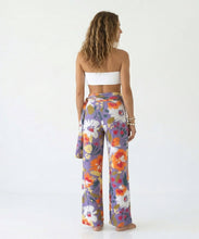 Carregar imagem no visualizador da galeria, Model Back: Rio De Sol Calça De Praia Garden-Flower Pants Knot