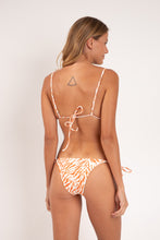 Carregar imagem no visualizador da galeria, Model Back: Rio De Sol Calcinha Bottom Sahari Lacinho