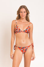 Carregar imagem no visualizador da galeria, Model Front: Rio De Sol Soutien Top Amore-Red Tri-Fixo