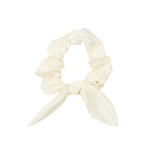 Carregar imagem no visualizador da galeria, Product Front: Rio De Sol Xuxinha (Acessório De Cabelo) Off-White Scrunchie