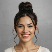 Carregar imagem no visualizador da galeria, Model Front: Rio De Sol Xuxinha (Acessório De Cabelo) Nero Scrunchie