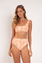 Carregar imagem no visualizador da galeria, Model Front: Rio De Sol Calcinha Bottom Sahari Hotpants