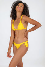 Carregar imagem no visualizador da galeria, Model Front: Rio De Sol Calcinha Bottom Sunflower Italy