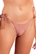 Carregar imagem no visualizador da galeria, Gallery: Rio De Sol Calcinha Bottom Shimmer-Copper Cheeky-Tie