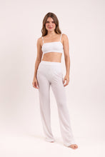 Carregar imagem no visualizador da galeria, Model Front: Rio De Sol Calça De Praia Memphis-White Pants Lana