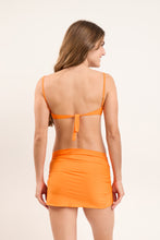 Carregar imagem no visualizador da galeria, Model Back: Rio De Sol Saia Bio-Laranjada Skirt Knot