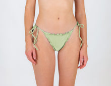 Carregar imagem no visualizador da galeria, Model Front: Rio De Sol Calcinha Bottom Oliva Frufru-Comfy