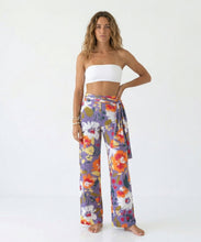 Carregar imagem no visualizador da galeria, Model Front: Rio De Sol Calça De Praia Garden-Flower Pants Knot