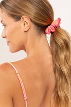Carregar imagem no visualizador da galeria, Model Front: Rio De Sol Xuxinha (Acessório De Cabelo) Solea Scrunchie