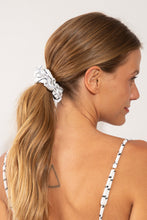 Carregar imagem no visualizador da galeria, Model Front: Rio De Sol Xuxinha (Acessório De Cabelo) Linea-White Scrunchie