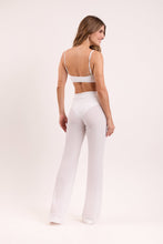 Carregar imagem no visualizador da galeria, Model Back: Rio De Sol Calça De Praia Memphis-White Pants Lana