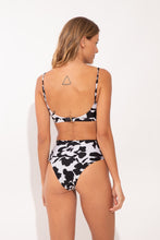 Carregar imagem no visualizador da galeria, Model Back: Rio De Sol Calcinha Bottom Poppy Hotpants