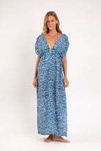 Carregar imagem no visualizador da galeria, Model Front: Rio De Sol Vestido De Praia Chuva Long Dress Soleil