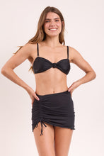 Carregar imagem no visualizador da galeria, Model Front: Rio De Sol Saia Black Mini Skirt Ruched