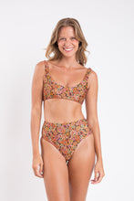 Carregar imagem no visualizador da galeria, Model Front: Rio De Sol Calcinha Bottom Bouquet Hotpants