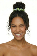 Carregar imagem no visualizador da galeria, Model Front: Rio De Sol Xuxinha (Acessório De Cabelo) Palms Scrunchie