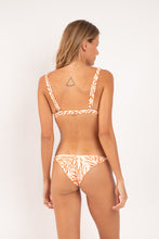 Carregar imagem no visualizador da galeria, Model Back: Rio De Sol Calcinha Bottom Sahari Cheeky-Fixa