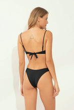 Carregar imagem no visualizador da galeria, Model Back: Wednesday In Hawaii By Rio De Sol Soutien Top Lava Shell