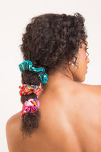 Carregar imagem no visualizador da galeria, Image 03: Rio De Sol Xuxinha (Acessório De Cabelo) Rain Scrunchie