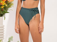 Carregar imagem no visualizador da galeria, Model Front: Rio De Sol Calcinha Bottom Palace Belted-High-Waist
