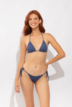 Carregar imagem no visualizador da galeria, Model Front: Rio De Sol Calcinha Bottom Carmel-Blue Lacinho