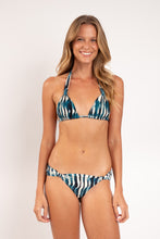 Carregar imagem no visualizador da galeria, Model Front: Rio De Sol Calcinha Bottom Azule Mel