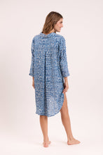 Carregar imagem no visualizador da galeria, Model Back: Rio De Sol Chemise Chuva Chemise Gabriele