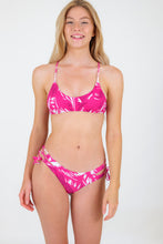 Carregar imagem no visualizador da galeria, Model Front: Rio De Sol Soutien Top Pink-Palms Bralette