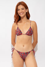 Carregar imagem no visualizador da galeria, Model Front: Rio De Sol Calcinha Bottom Coral-Feline Ibiza-Comfy