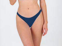 Carregar imagem no visualizador da galeria, Model Front: Rio De Sol Calcinha Bottom Navy Essential-Comfy