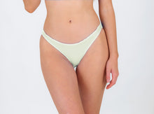 Carregar imagem no visualizador da galeria, Model Front: Rio De Sol Calcinha Bottom Off-White Essential-Comfy