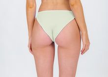 Carregar imagem no visualizador da galeria, Model Back: Rio De Sol Calcinha Bottom Off-White Essential-Comfy
