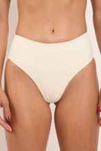 Carregar imagem no visualizador da galeria, Gallery: Rio De Sol Calcinha Bottom Off-White Hotpants
