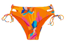 Carregar imagem no visualizador da galeria, Model Front: Rio De Sol Calcinha Bottom Orange-Bloom Madrid