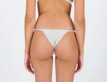 Carregar imagem no visualizador da galeria, Model Back: Rio De Sol Calcinha Bottom Shimmer-White California