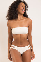 Carregar imagem no visualizador da galeria, Model Front: Rio De Sol Soutien Top Off-White Bandeau-Reto