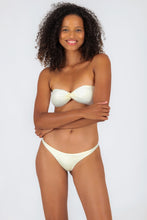 Carregar imagem no visualizador da galeria, Model Front: Rio De Sol Soutien Top Off-White Twist