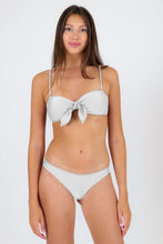 Carregar imagem no visualizador da galeria, Model Front: Rio De Sol Soutien Top Shimmer-White Bandeau-Knot