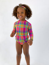 Carregar imagem no visualizador da galeria, Model Front: Rio De Sol Rash Guard Tulip-Garden Rash-Guard Kids