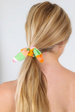 Carregar imagem no visualizador da galeria, Model Front: Rio De Sol Xuxinha (Acessório De Cabelo) Utah Scrunchie