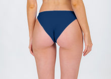 Carregar imagem no visualizador da galeria, Model Back: Rio De Sol Calcinha Bottom Navy Essential-Comfy
