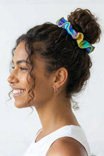 Carregar imagem no visualizador da galeria, Model Front: Rio De Sol Xuxinha (Acessório De Cabelo) Fusion Scrunchie
