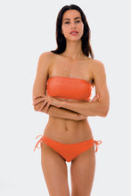 Carregar imagem no visualizador da galeria, Model Front: Rio De Sol Soutien Top Light-Peach Bandeau-Reto
