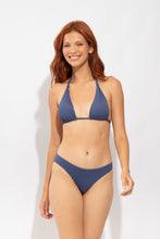 Carregar imagem no visualizador da galeria, Model Front: Rio De Sol Calcinha Bottom Carmel-Blue Essential-Comfy
