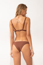 Carregar imagem no visualizador da galeria, Model Back: Rio De Sol Soutien Top Sand-Cappuccino Alba

