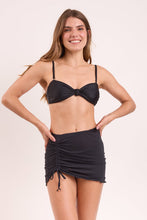 Carregar imagem no visualizador da galeria, Model Front: Rio De Sol Saia Black Mini Skirt Ruched
